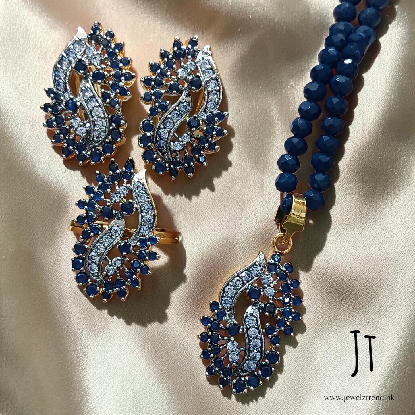 Morning Breeze: Jurao Locket Set