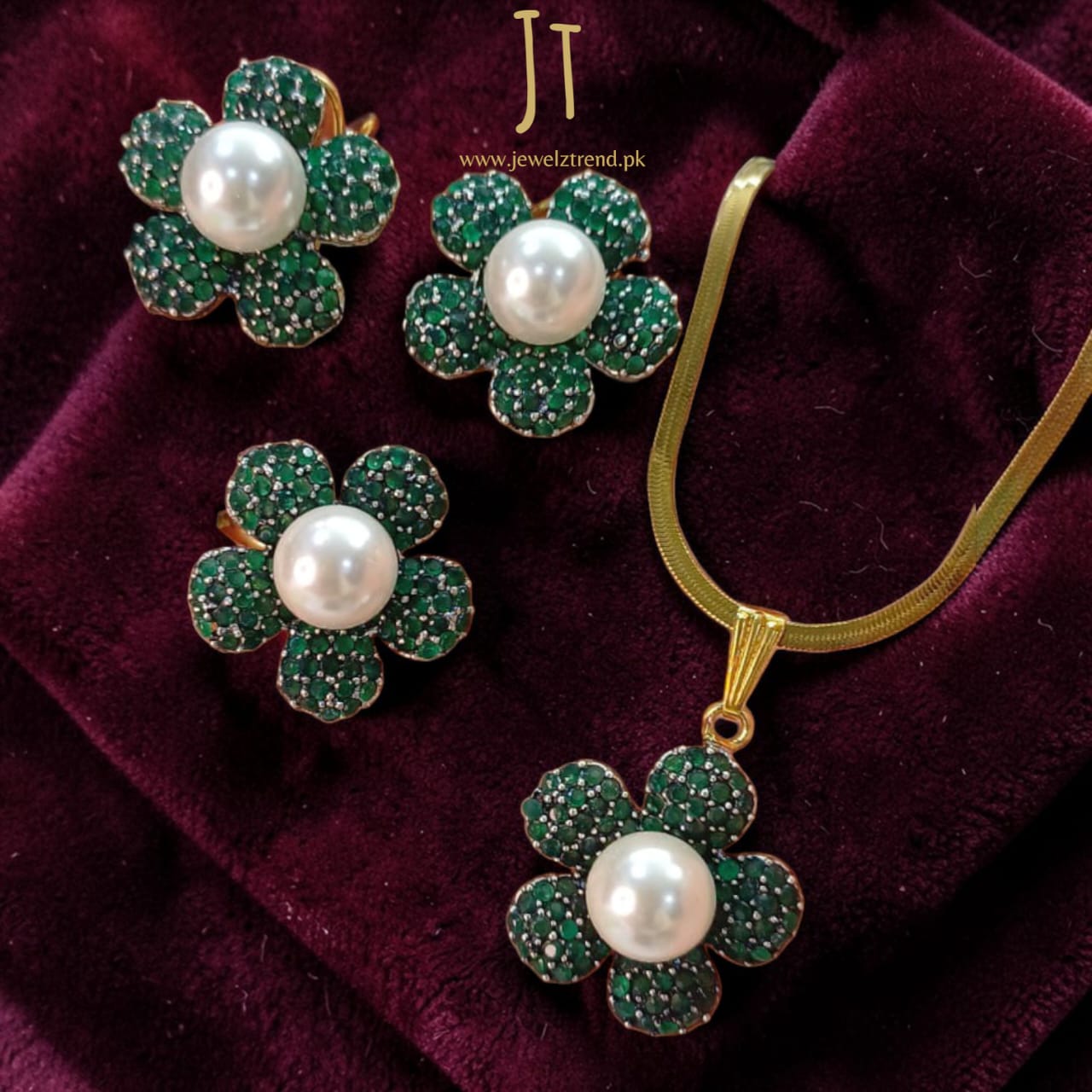 Pearl Blossom: Locket set