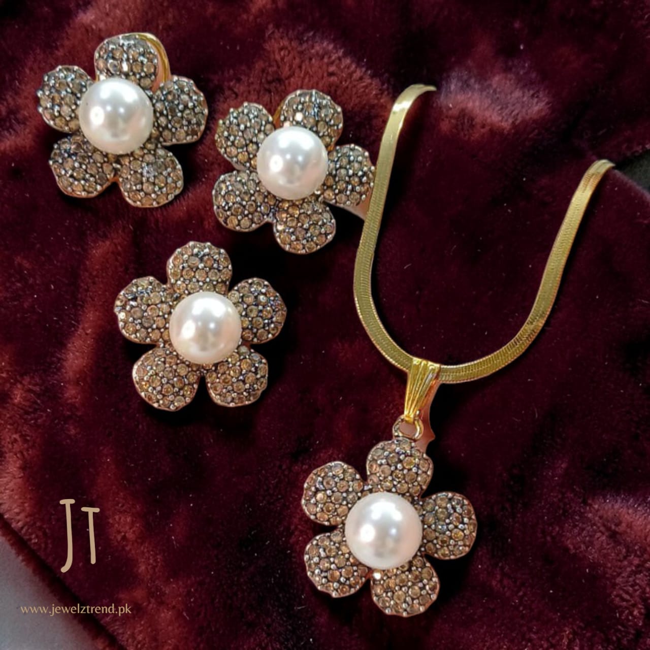 Pearl Blossom: Locket set