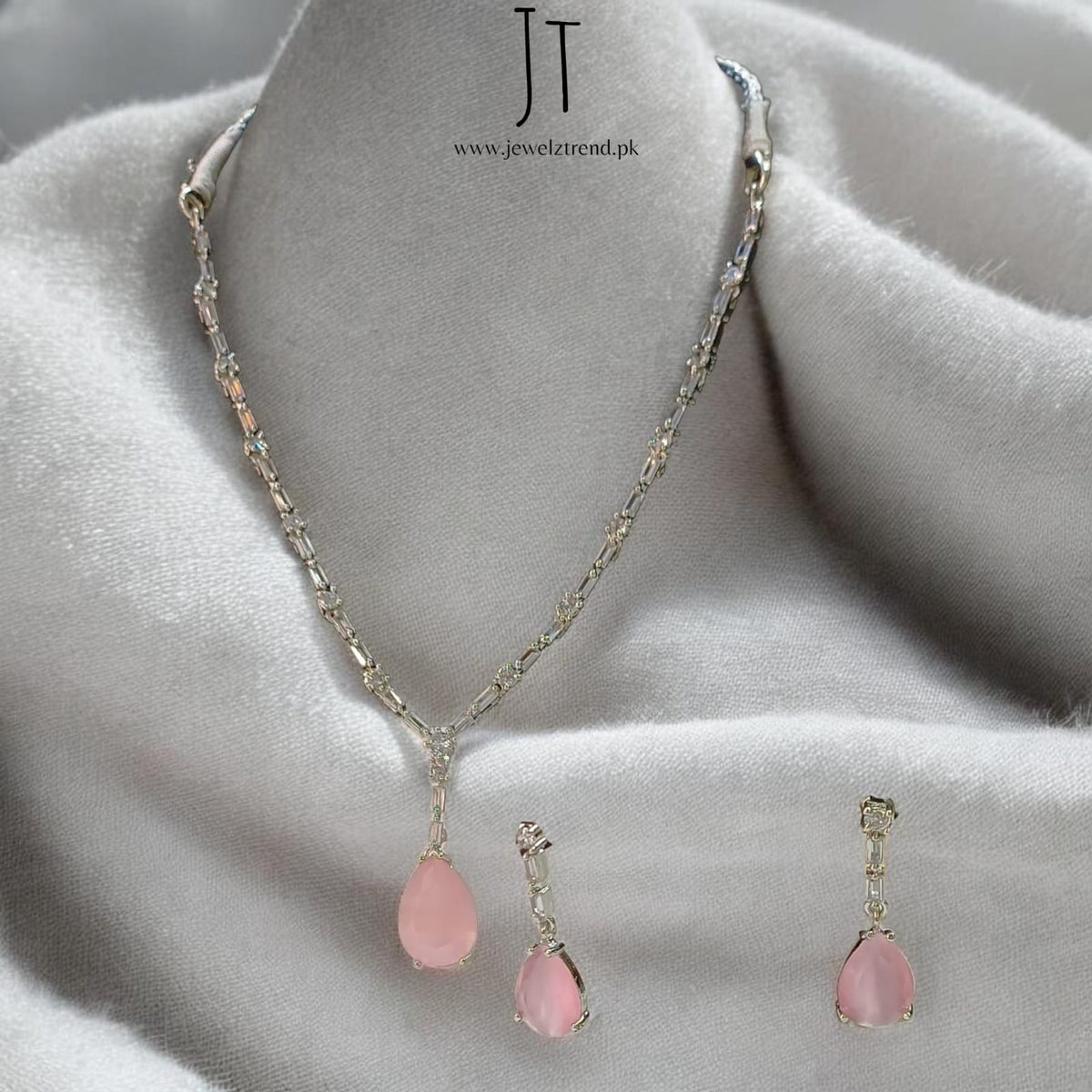Divine: Necklace Set