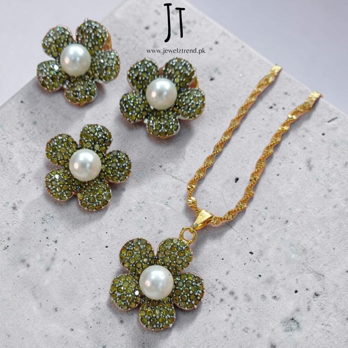 Pearl Blossom: Locket set