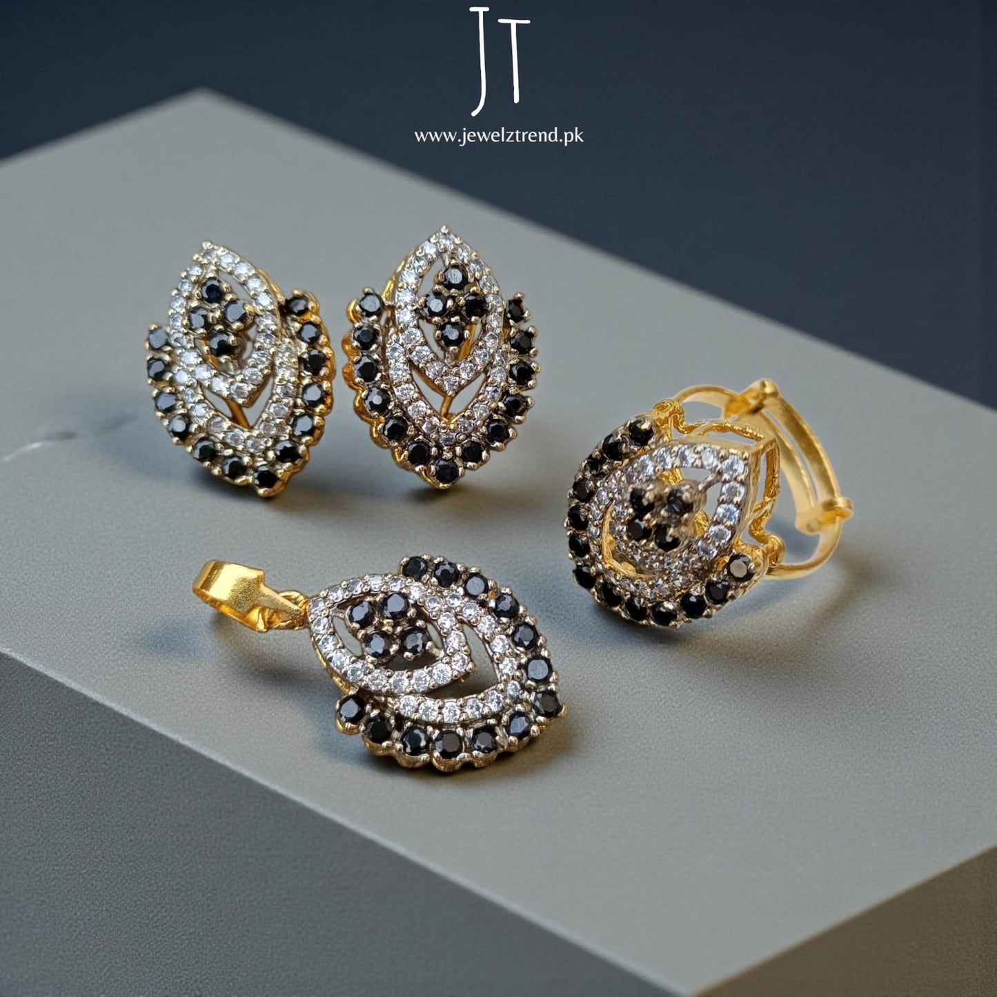 Vintage Vibes: Jurao Locket Set