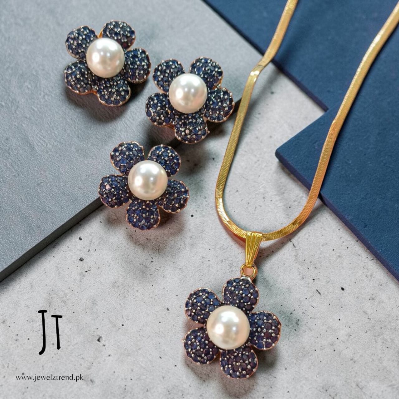 Pearl Blossom: Locket set
