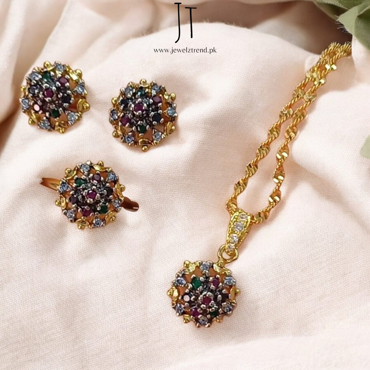 Ethnic Beauty: Jurao Locket Set
