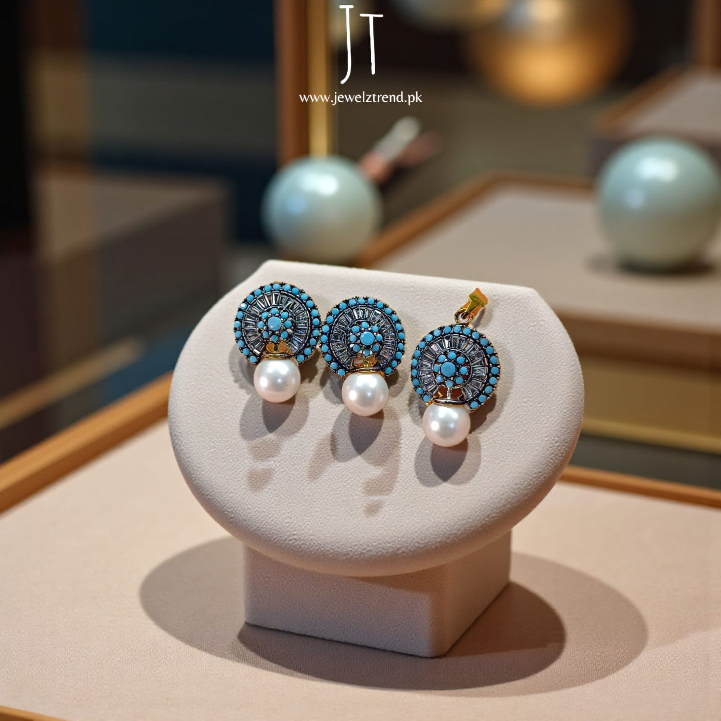 Luna Pearl Circle Set