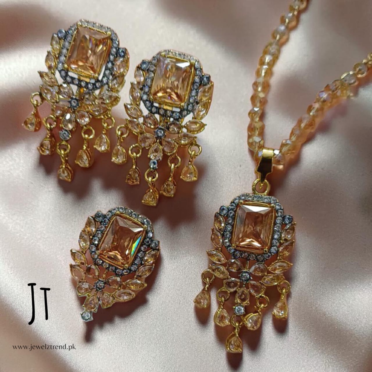 Jhoomer: Locket Set