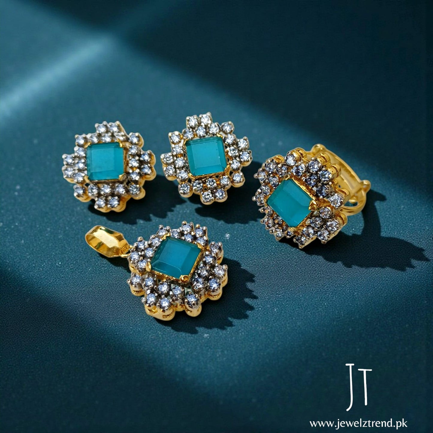 Jurao Elegance Locket Set: A Statement of Timeless Grace