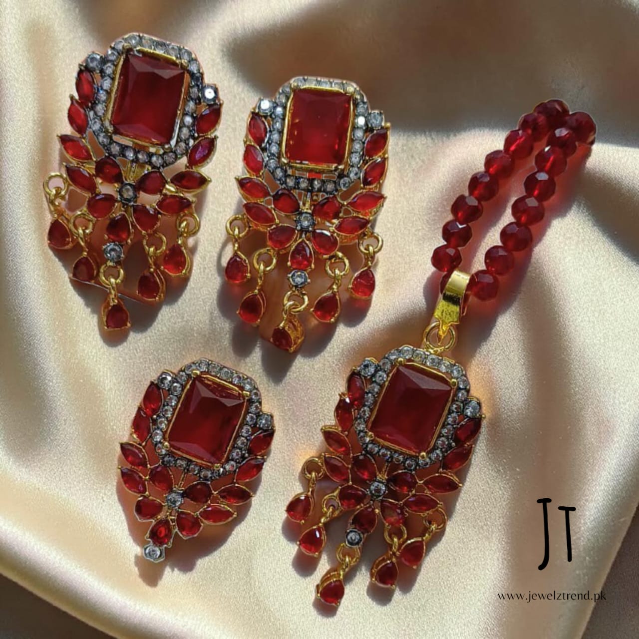 Jhoomer: Locket Set