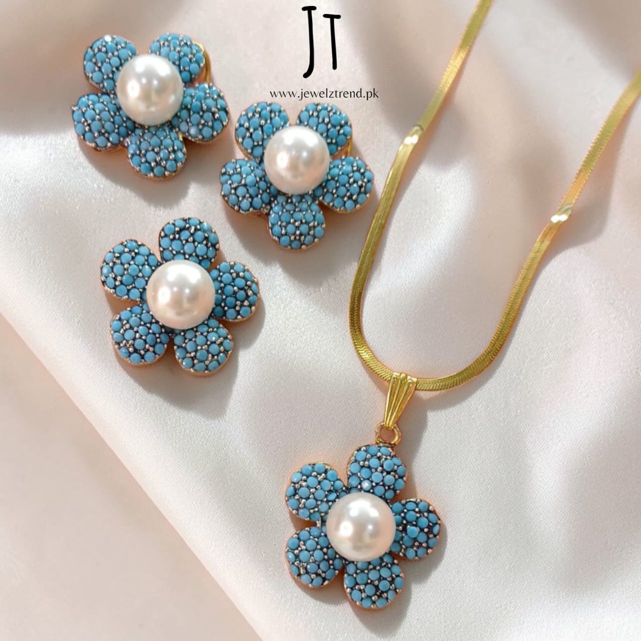 Pearl Blossom: Locket set
