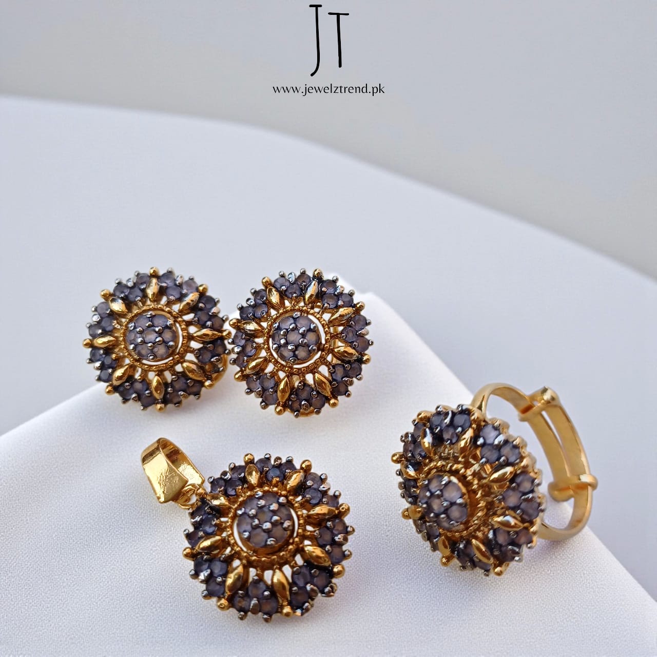 Mystic Bloom: Jurao Locket Set