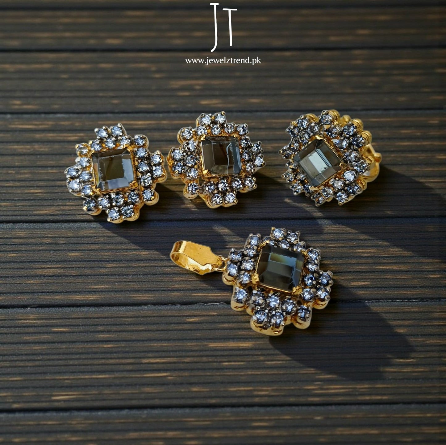 Jurao Elegance Locket Set: A Statement of Timeless Grace