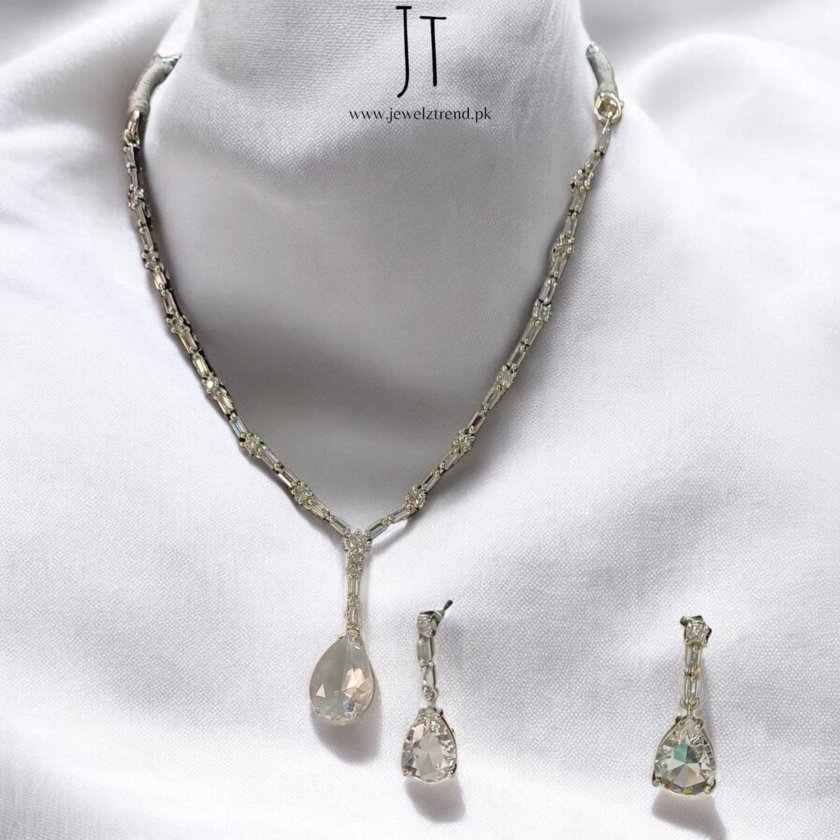 Divine: Necklace Set