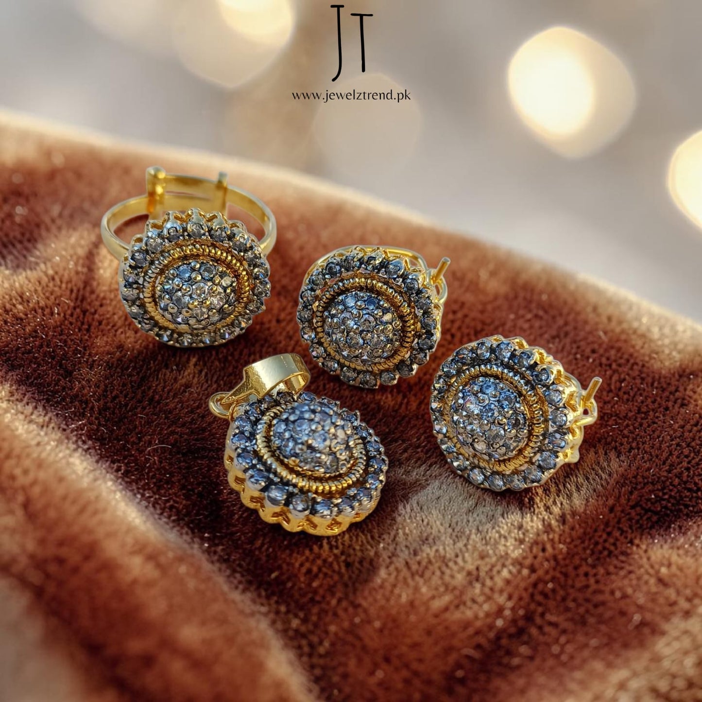 Tabinda: Jurao Locket Set
