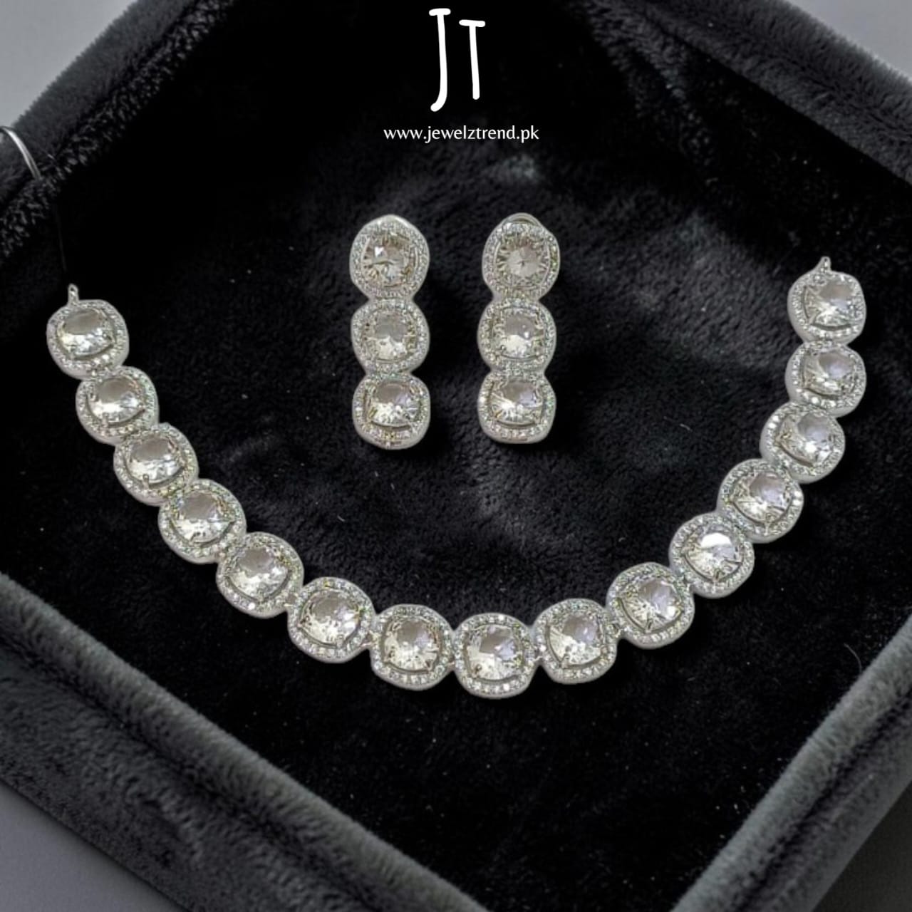 AD Elegance: Necklace Set