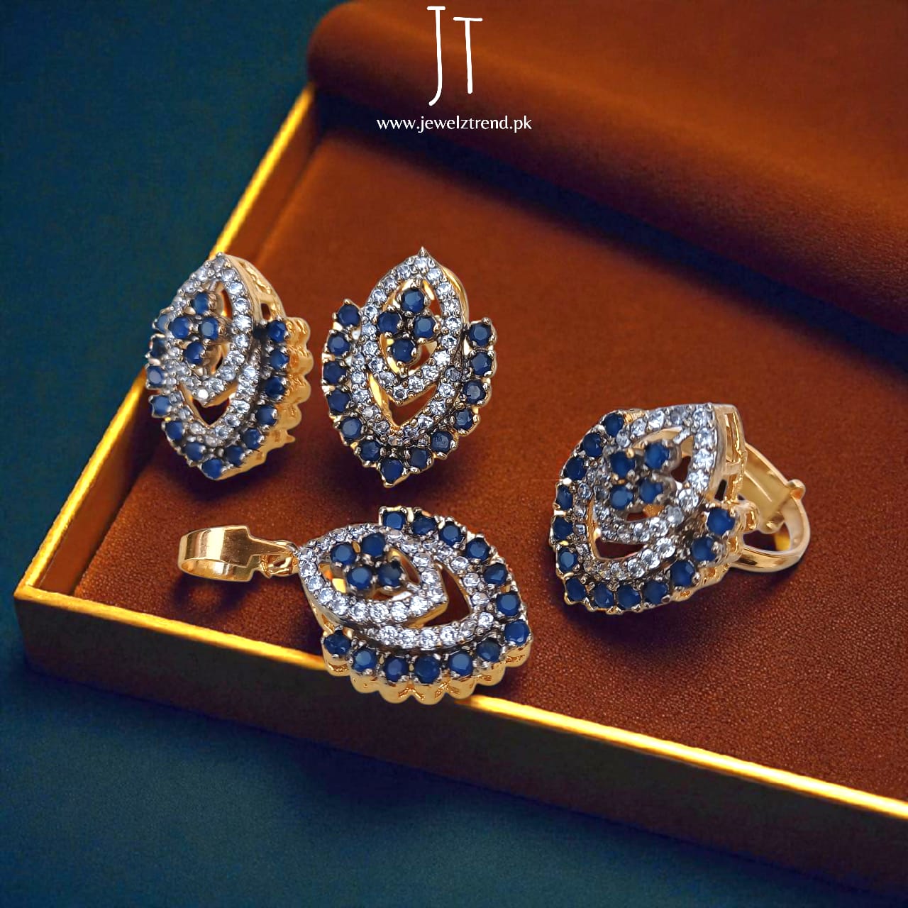 Vintage Vibes: Jurao Locket Set