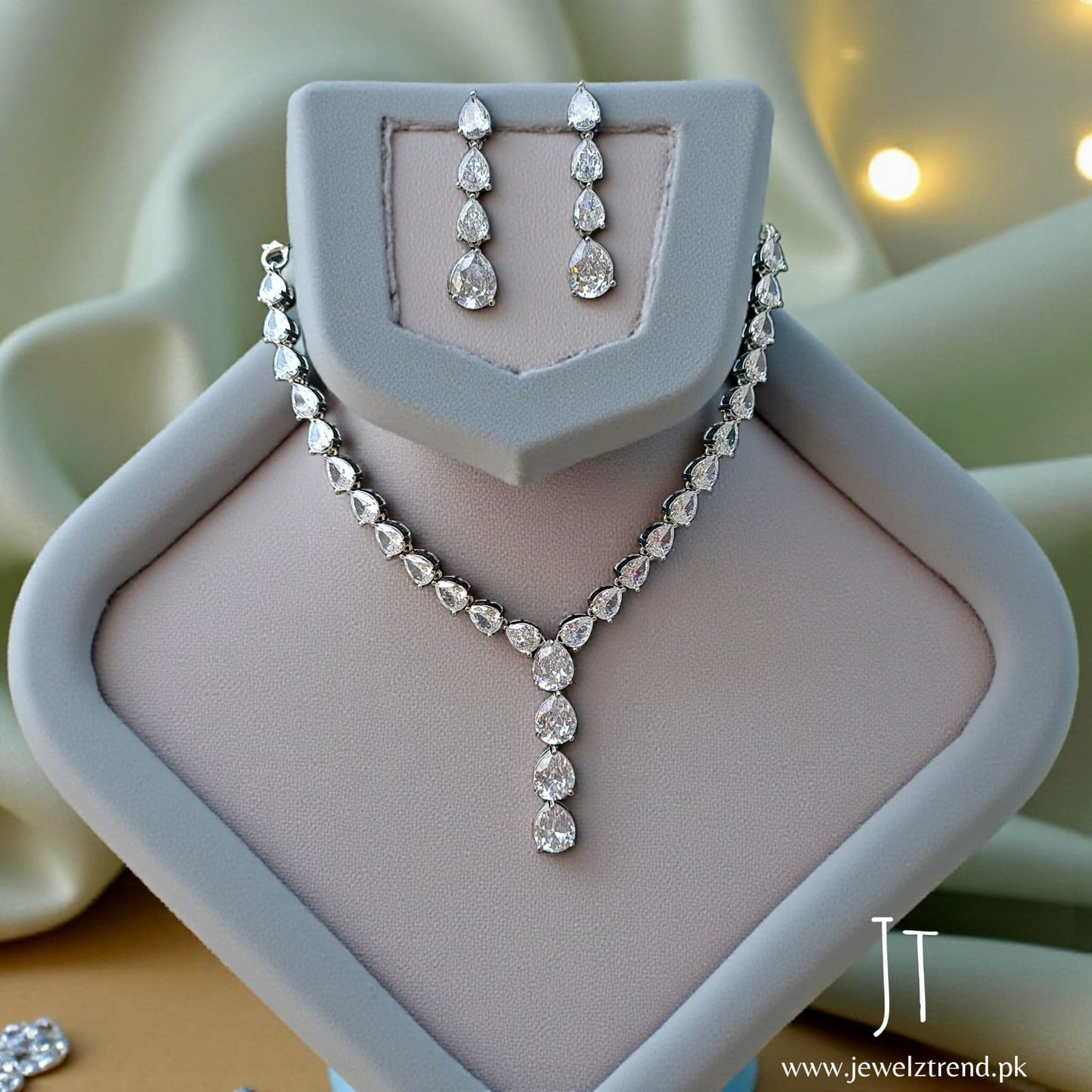 Silver Shine: AD Stone Neck