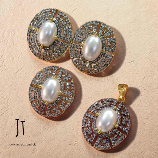 Bold Beauty: Jurao Locket Set