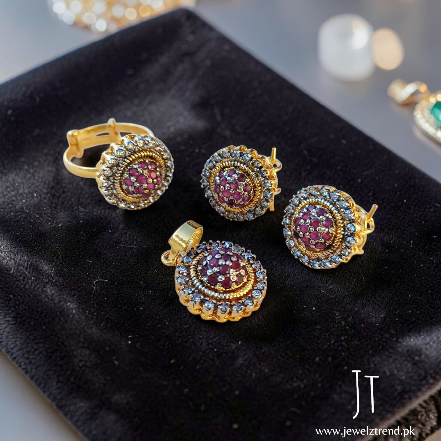 Tabinda: Jurao Locket Set