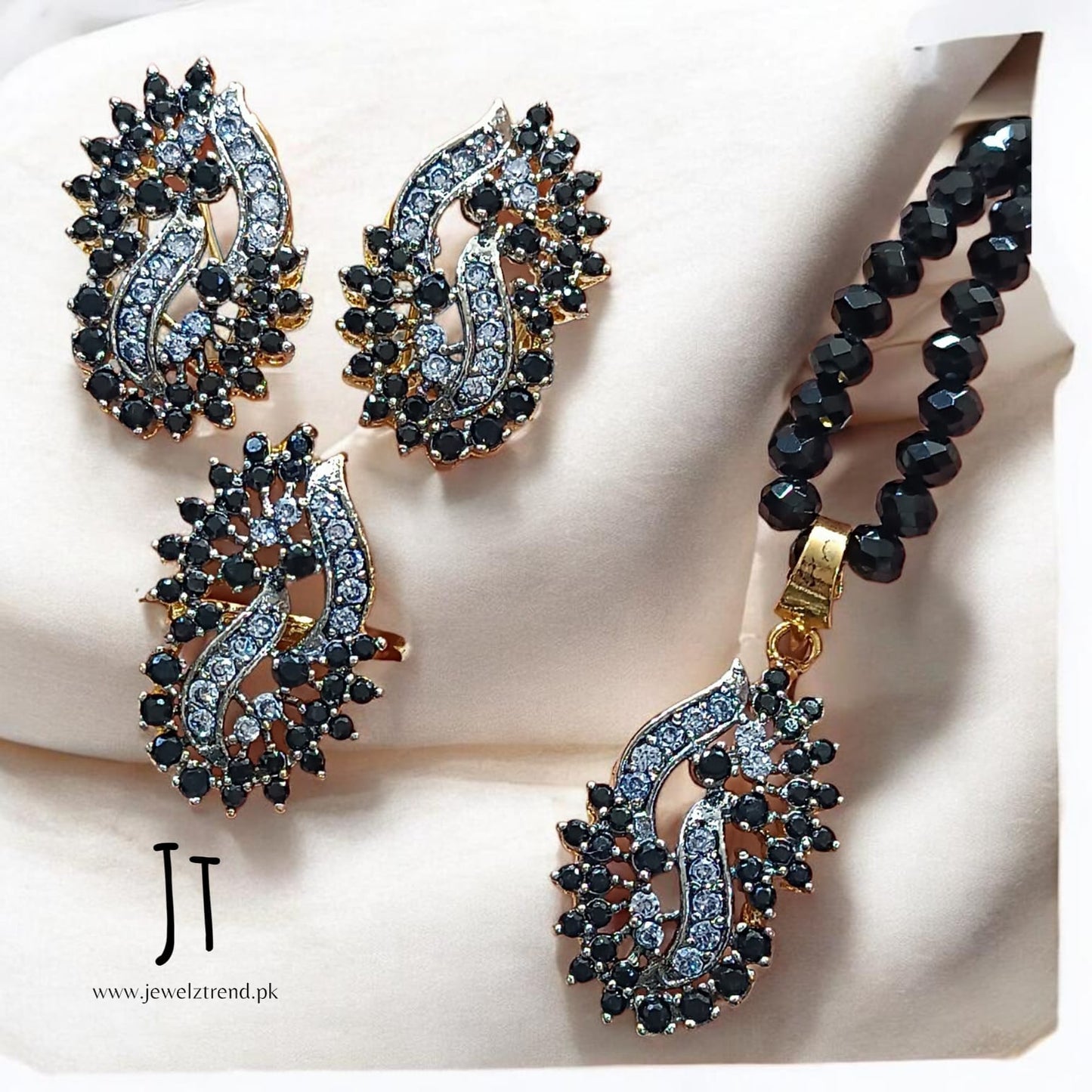 Morning Breeze: Jurao Locket Set