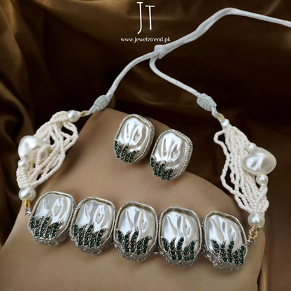 Tara: Choker on silver base (Black)