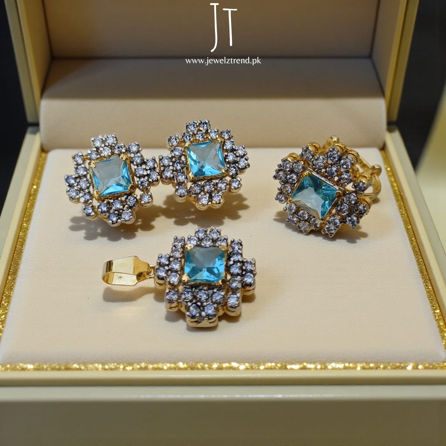 Jurao Elegance Locket Set: A Statement of Timeless Grace