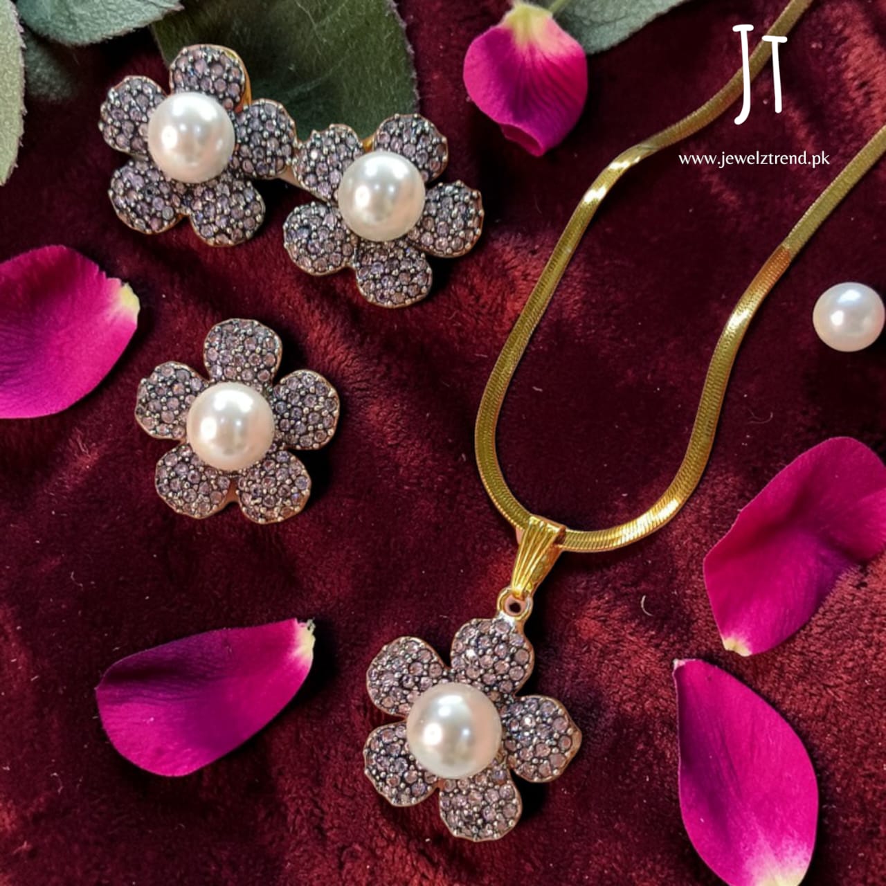 Pearl Blossom: Locket set