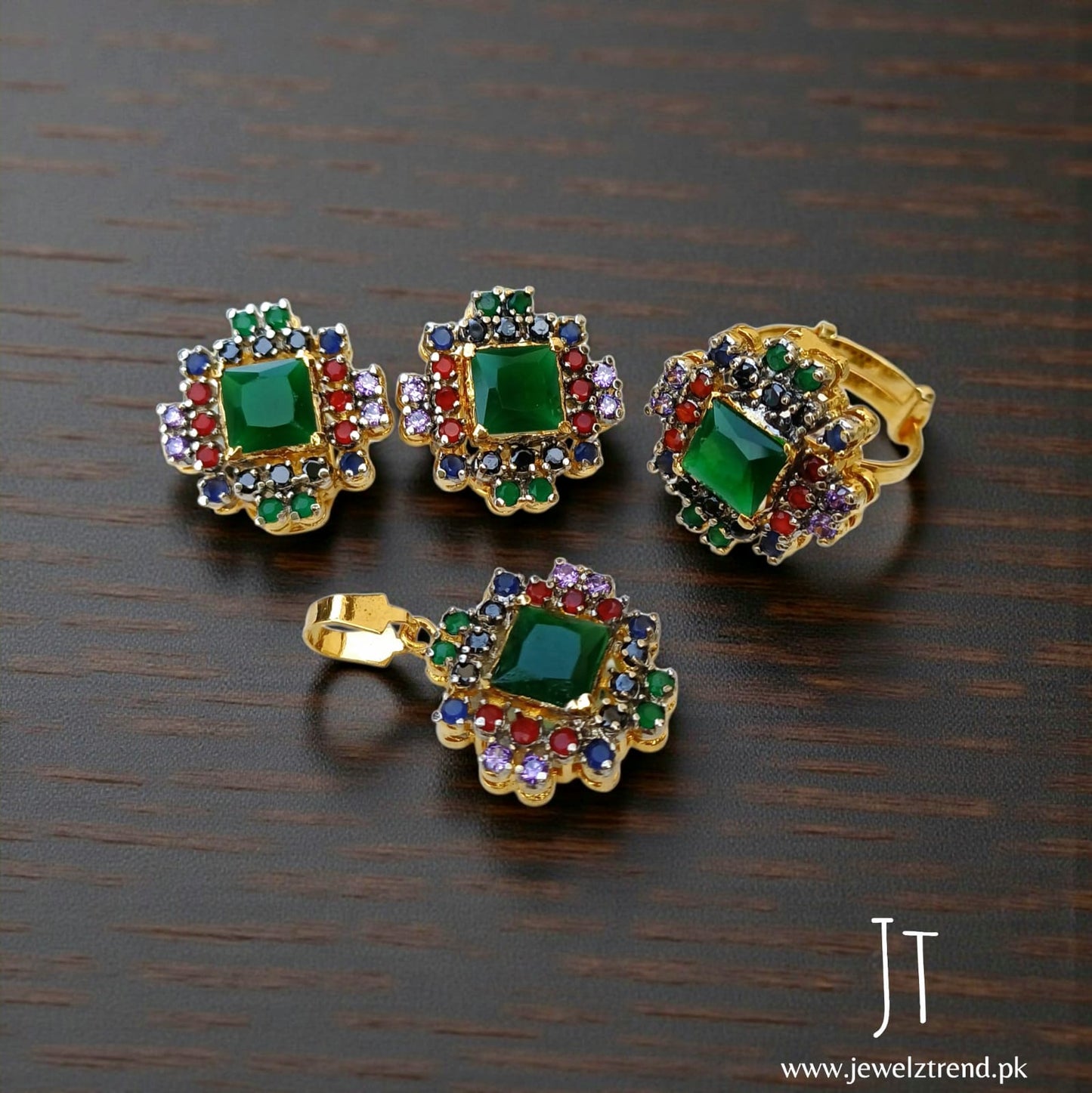 Jurao Elegance Locket Set: A Statement of Timeless Grace
