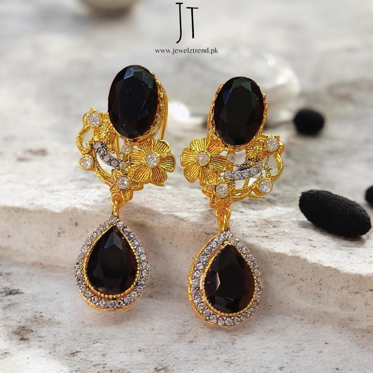 Mahnoor: Earrings