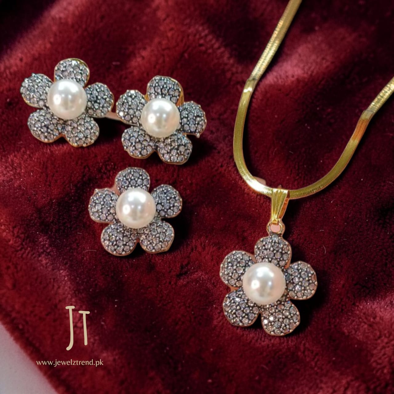 Pearl Blossom: Locket set