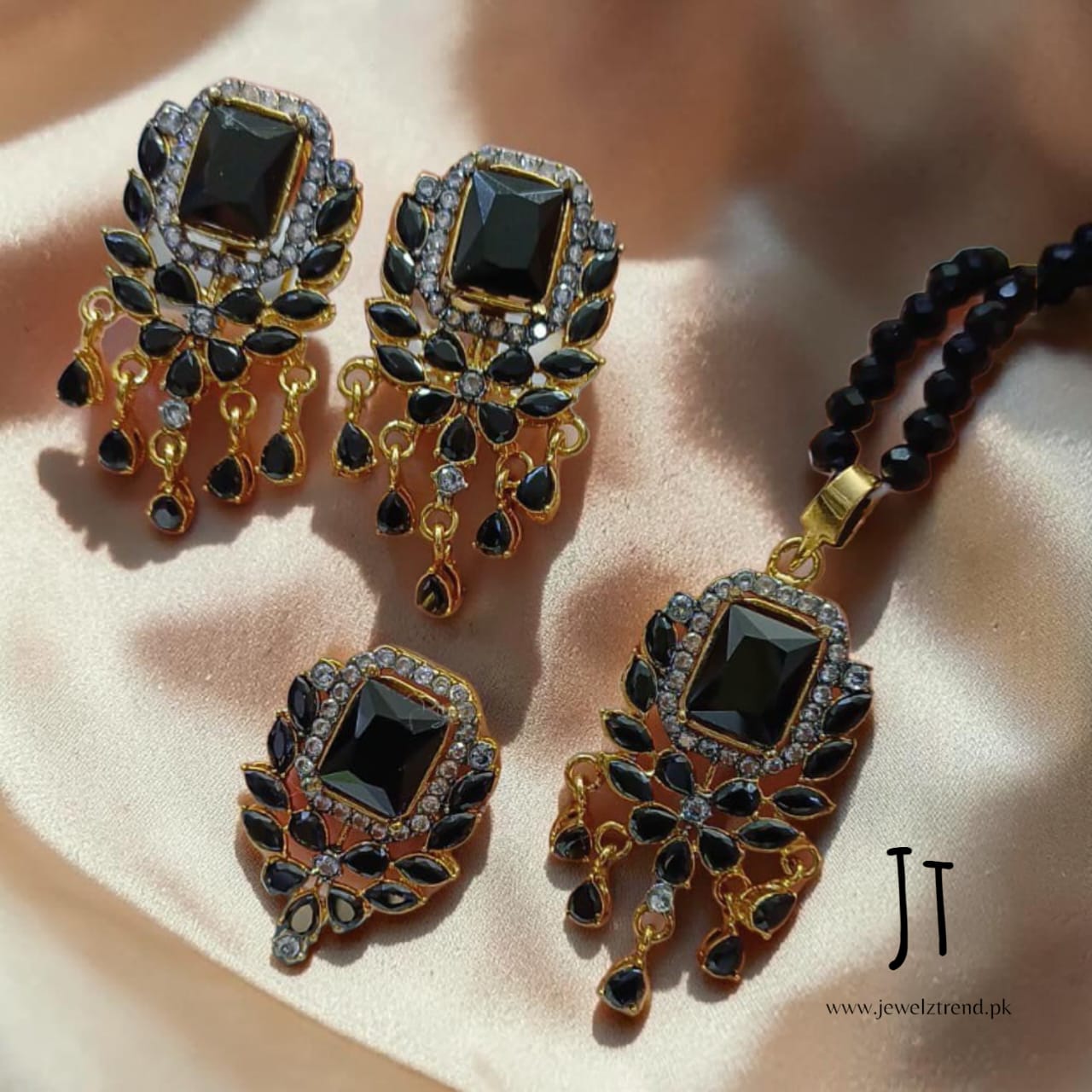 Jhoomer: Locket Set