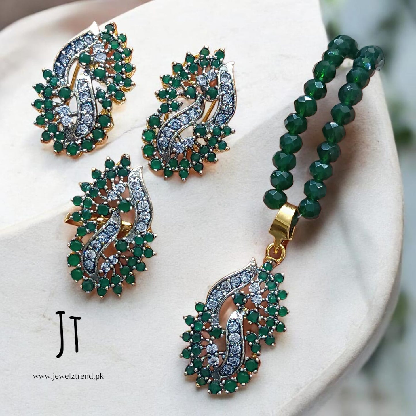 Morning Breeze: Jurao Locket Set