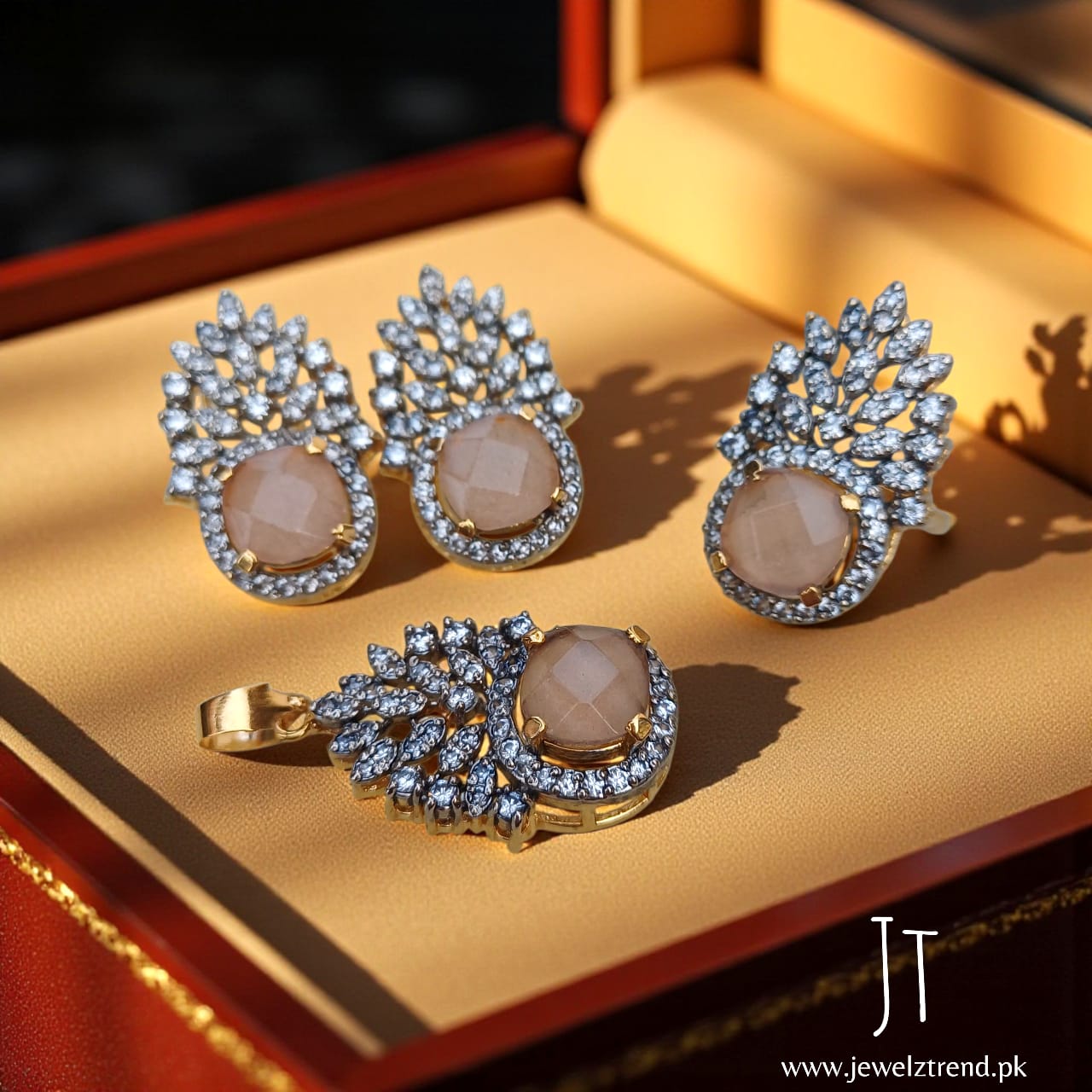 Crimson Crown: Jurao Locket Set