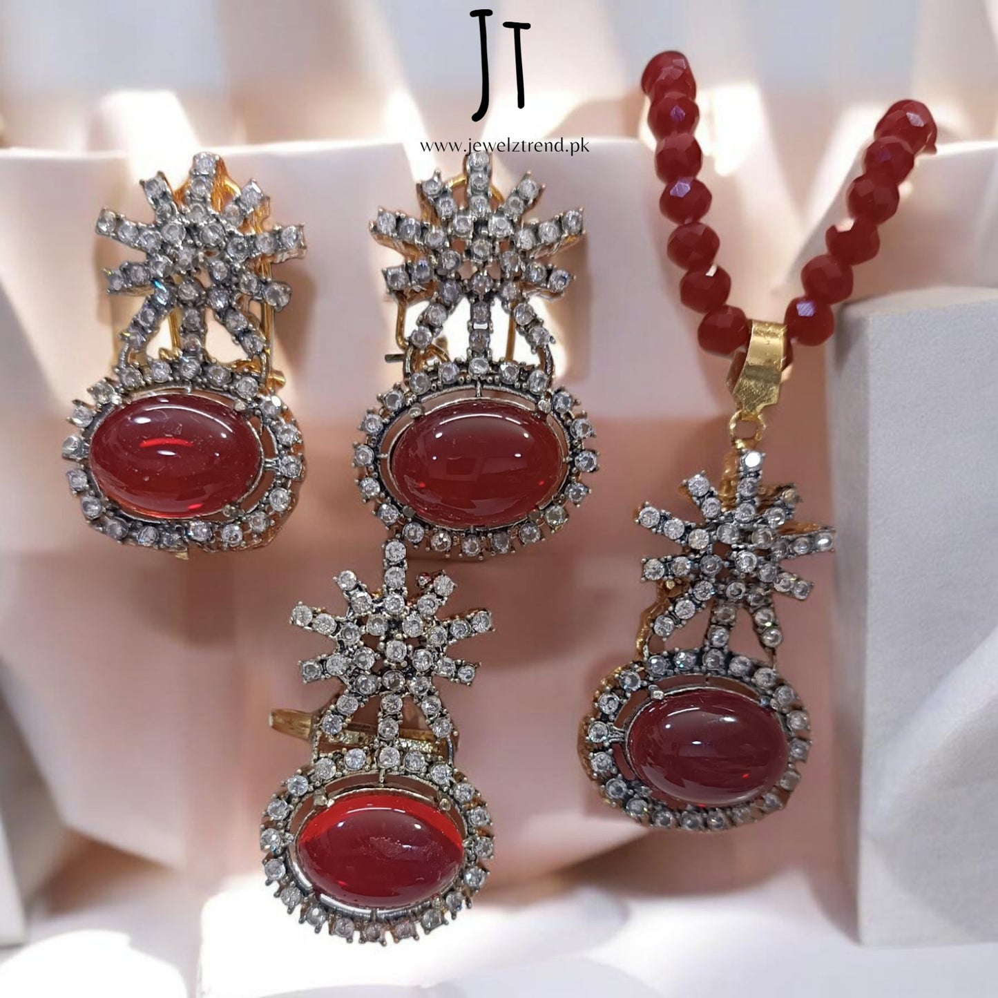 Saaz: Locket Set