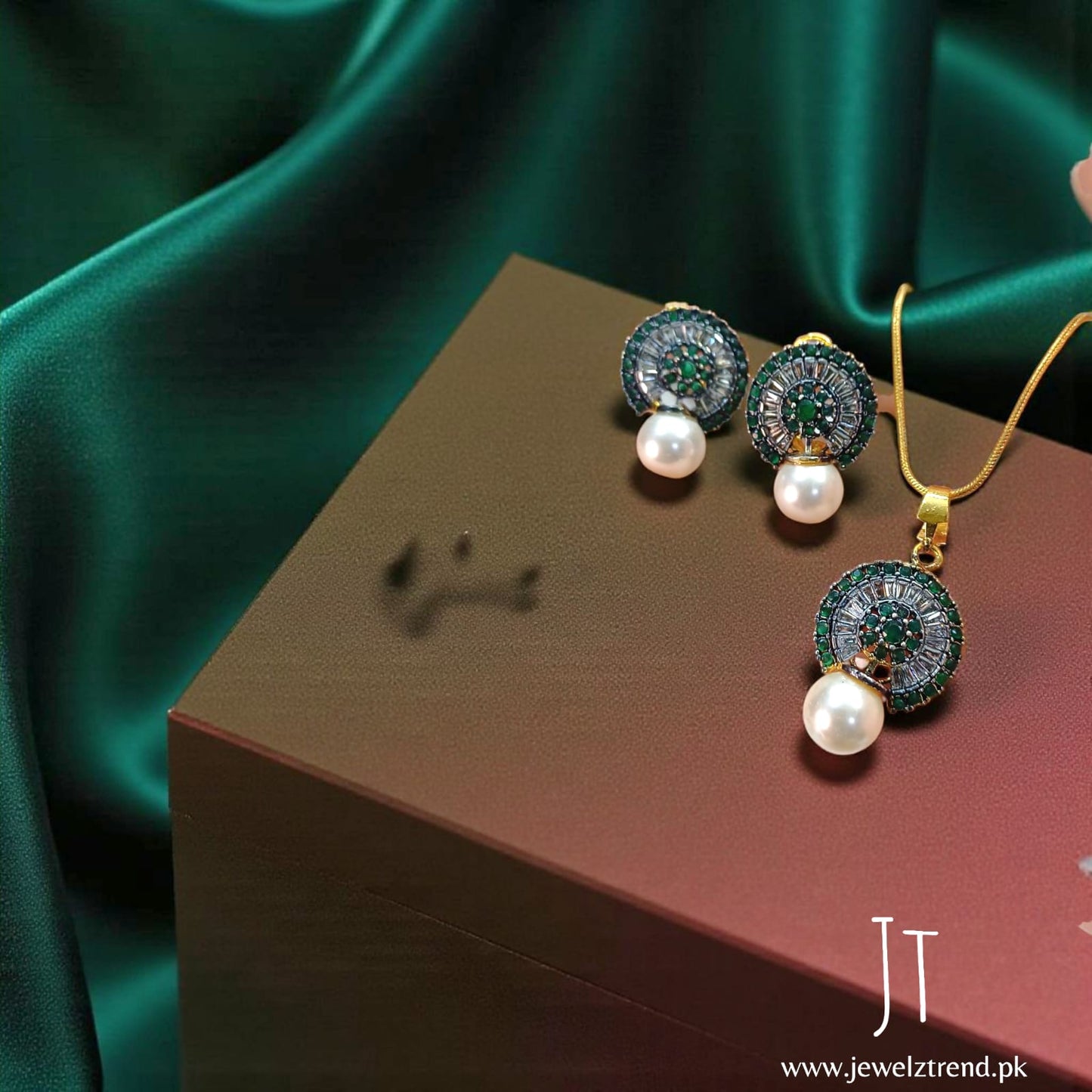 Luna Pearl Circle Set