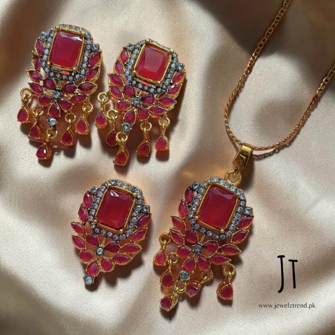 Jhoomer: Locket Set
