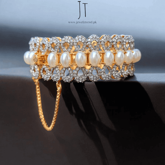 Elegance Defined: Centered Pearl Kangan