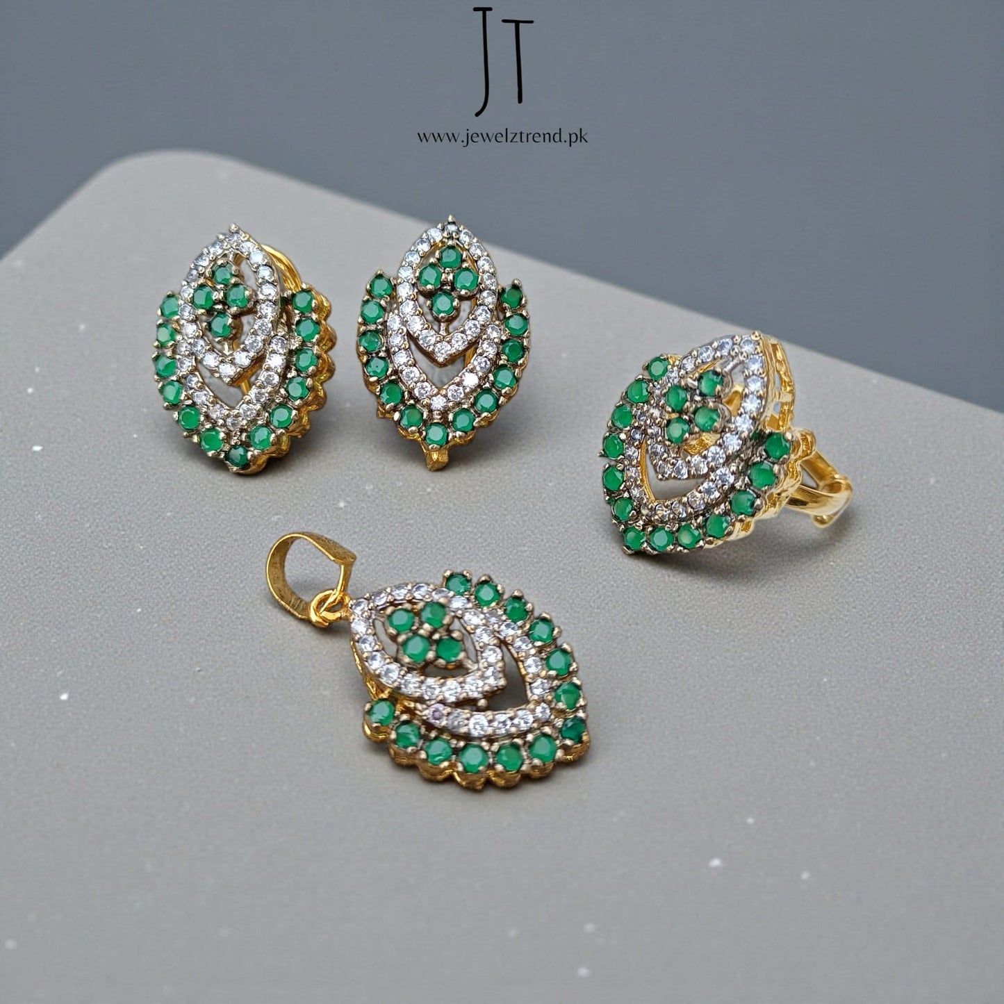 Vintage Vibes: Jurao Locket Set