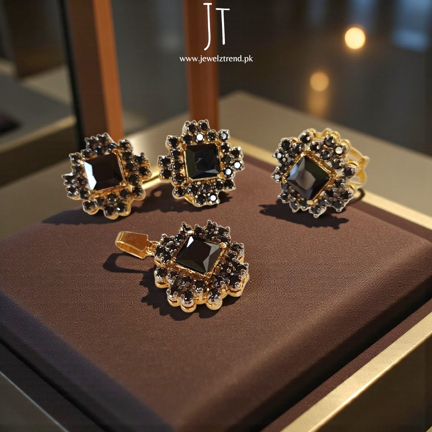 Jurao Elegance Locket Set: A Statement of Timeless Grace