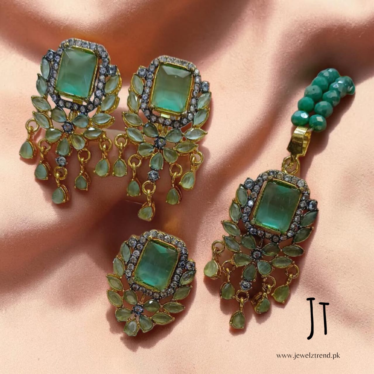 Jhoomer: Locket Set