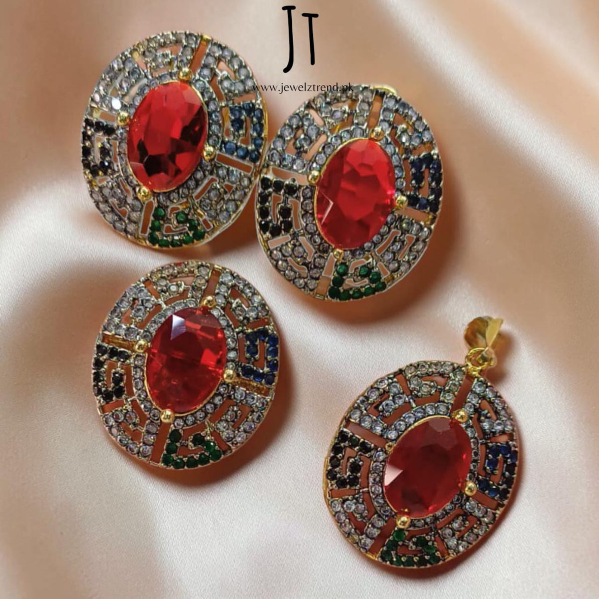 Bold Beauty: Jurao Locket Set