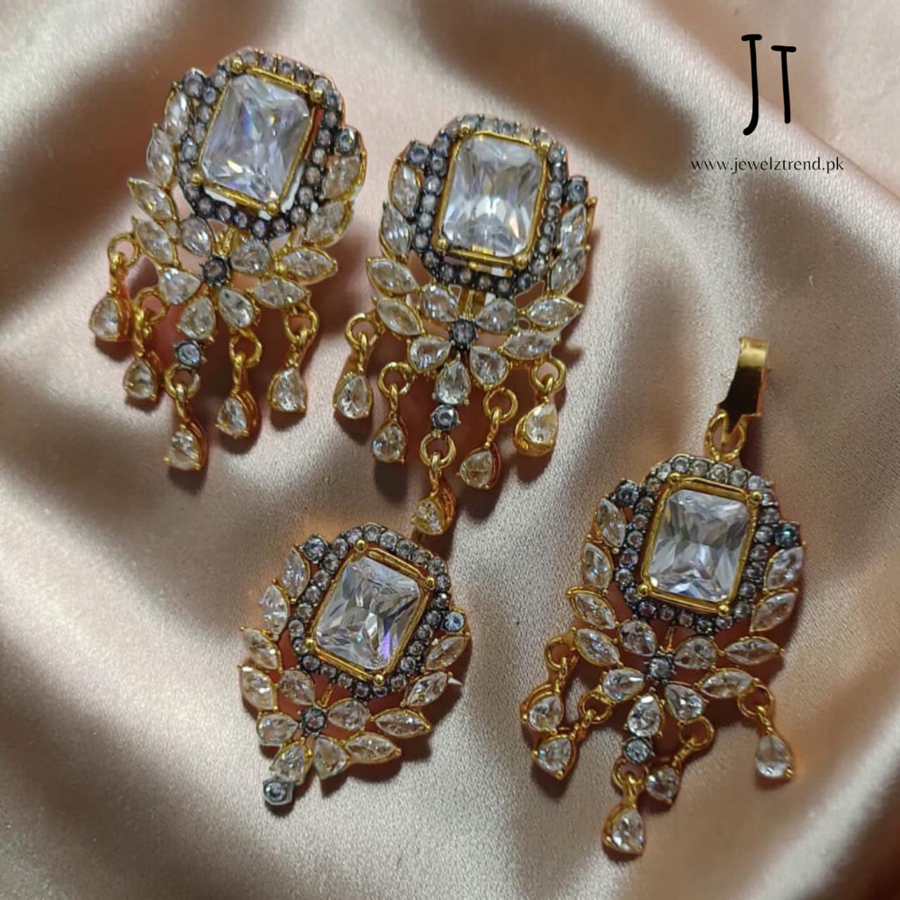 Jhoomer: Locket Set