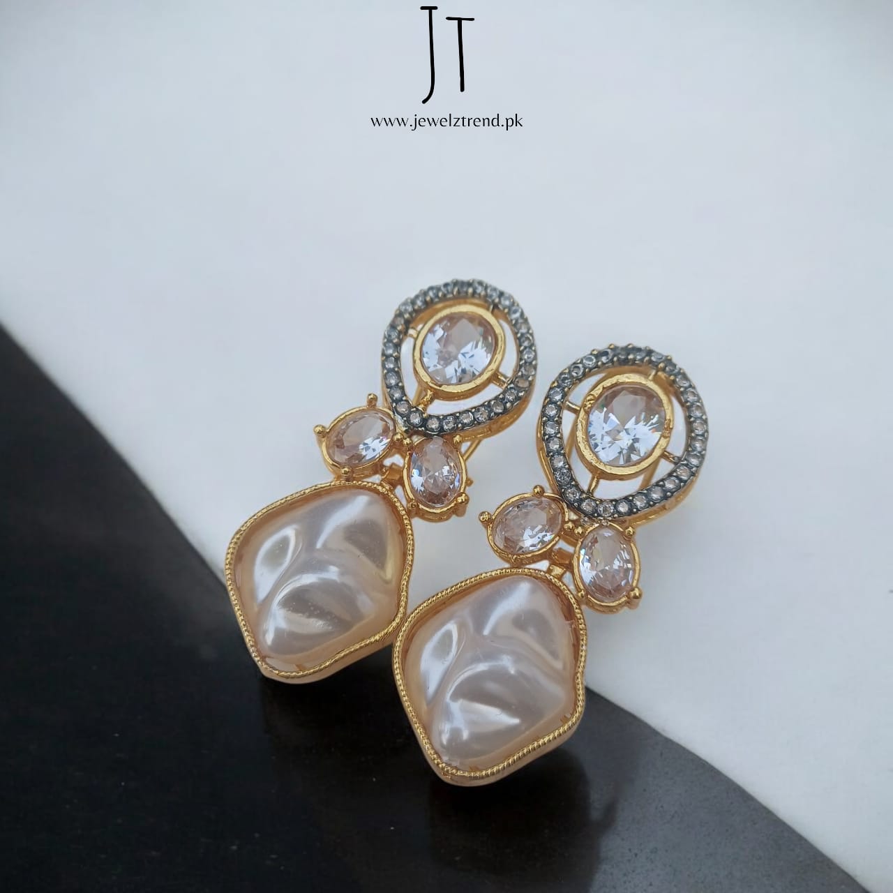 Aura de Pearl: Mother of Pearl