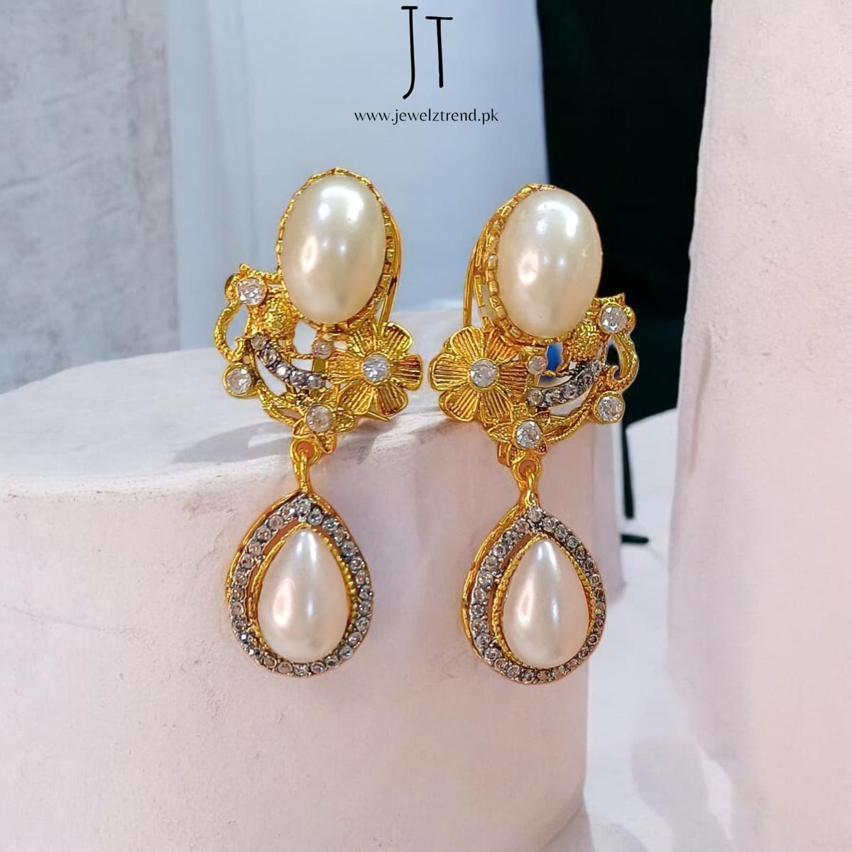 Mahnoor: Earrings