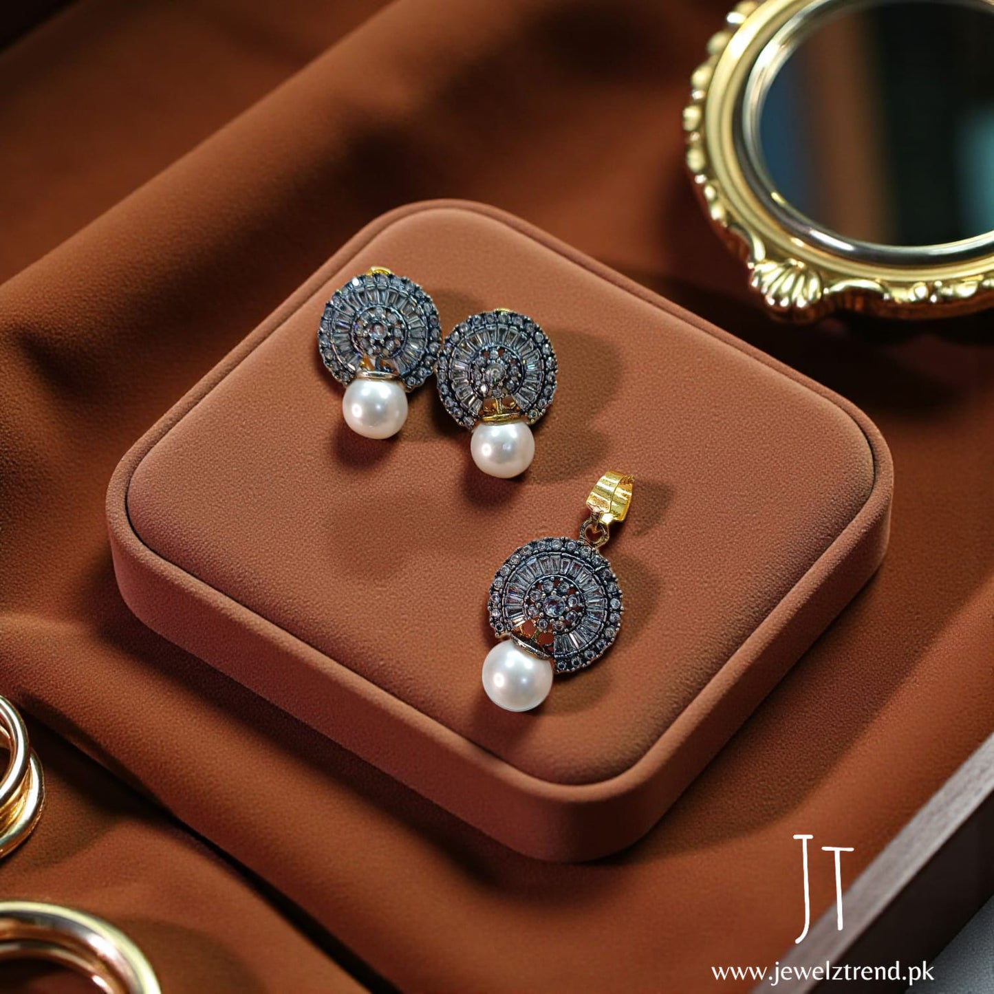 Luna Pearl Circle Set