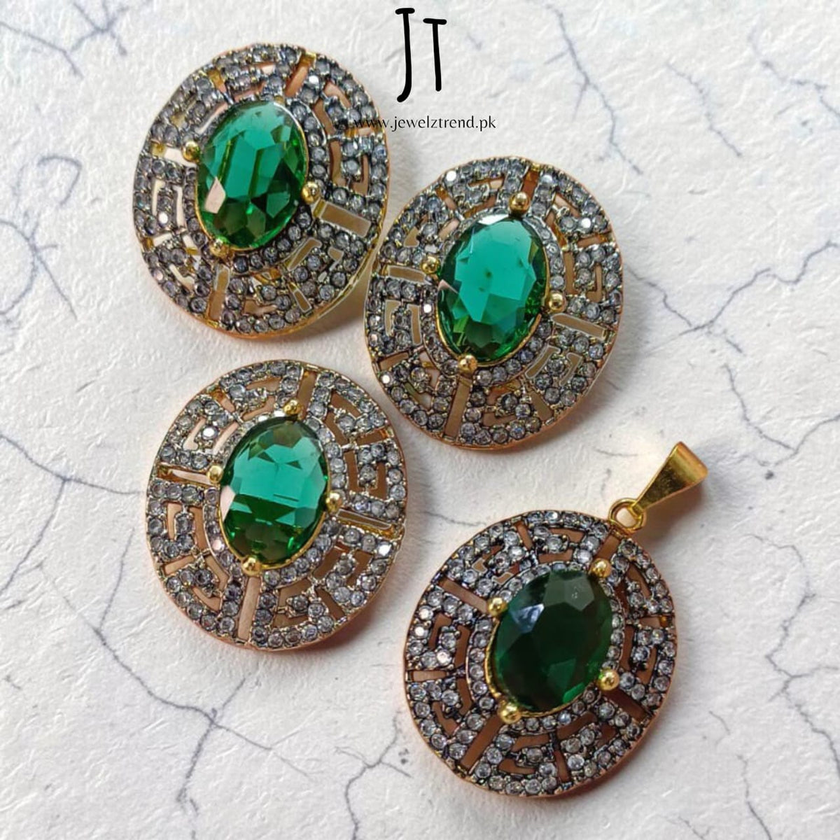 Bold Beauty: Jurao Locket Set