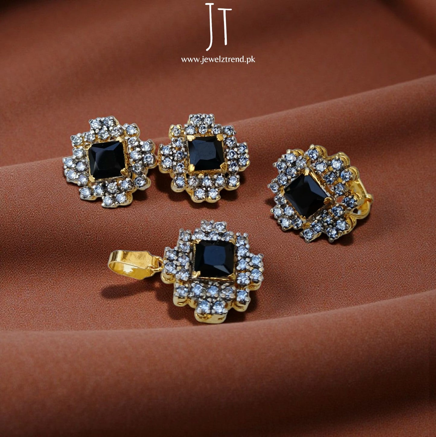Jurao Elegance Locket Set: A Statement of Timeless Grace