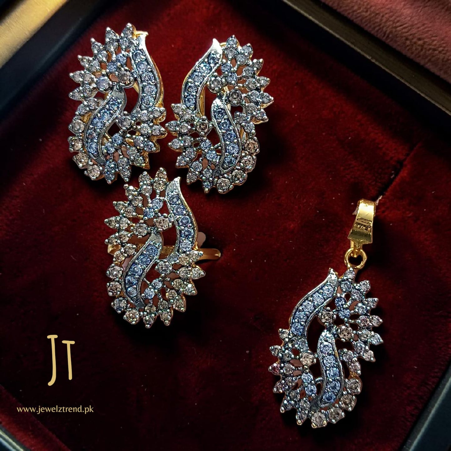 Morning Breeze: Jurao Locket Set