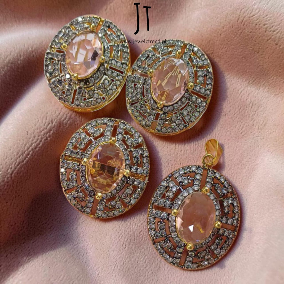 Bold Beauty: Jurao Locket Set