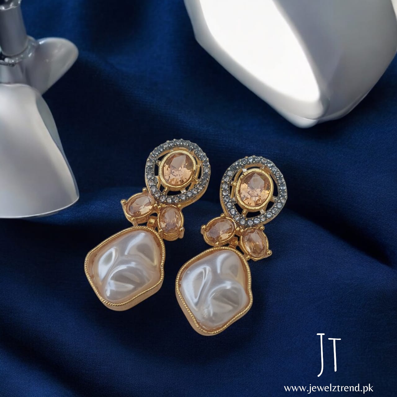 Aura de Pearl: Mother of Pearl