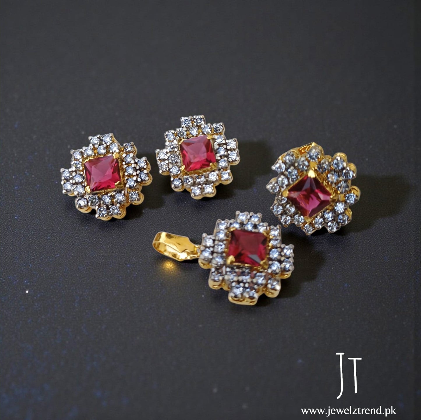 Jurao Elegance Locket Set: A Statement of Timeless Grace